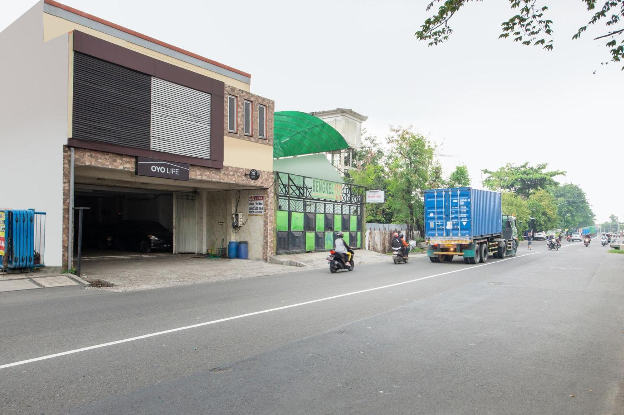 Oyo 1102 Griya Aisyah Syariah 1 Surabaya Exterior foto