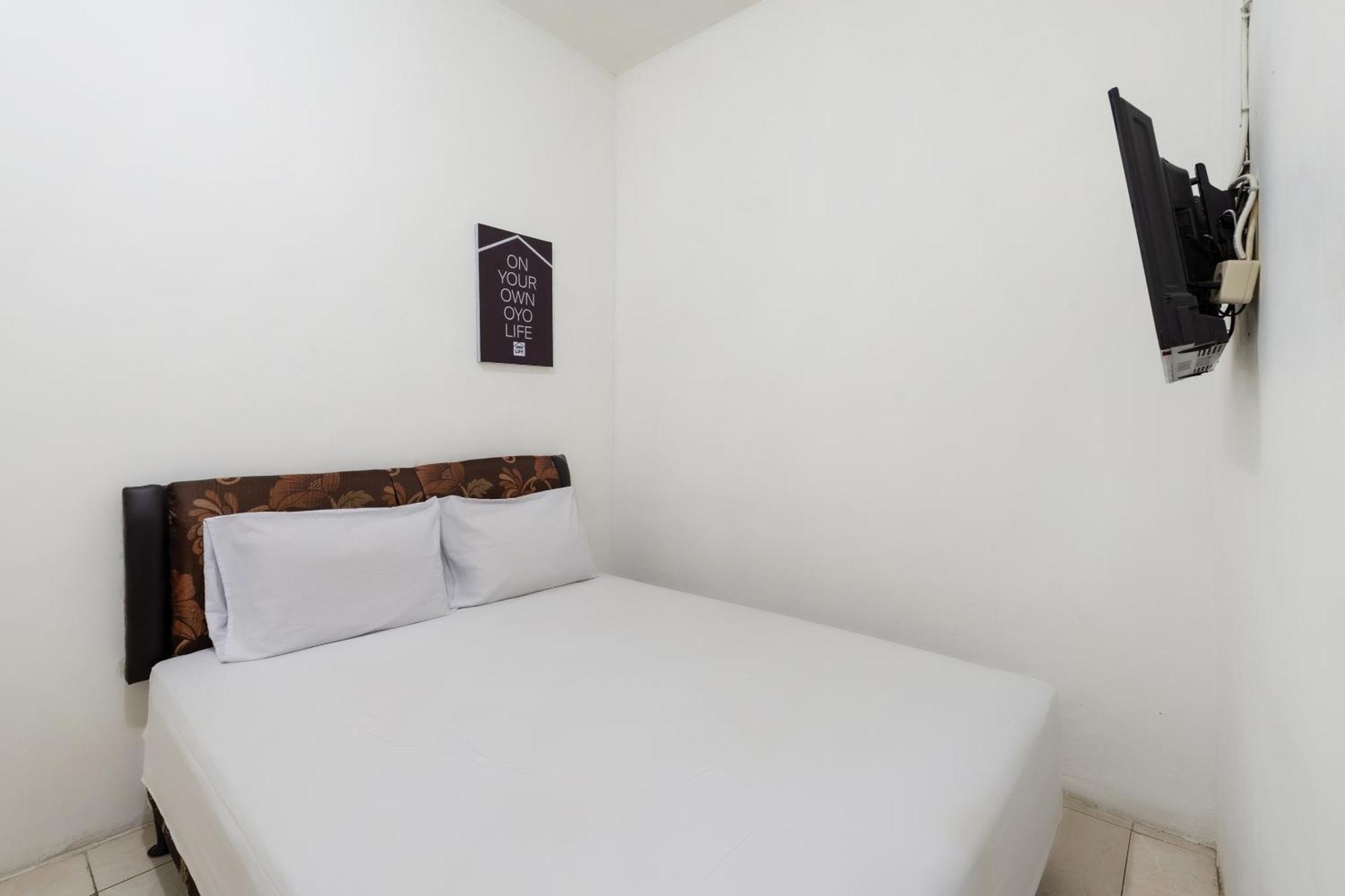 Oyo 1102 Griya Aisyah Syariah 1 Surabaya Exterior foto