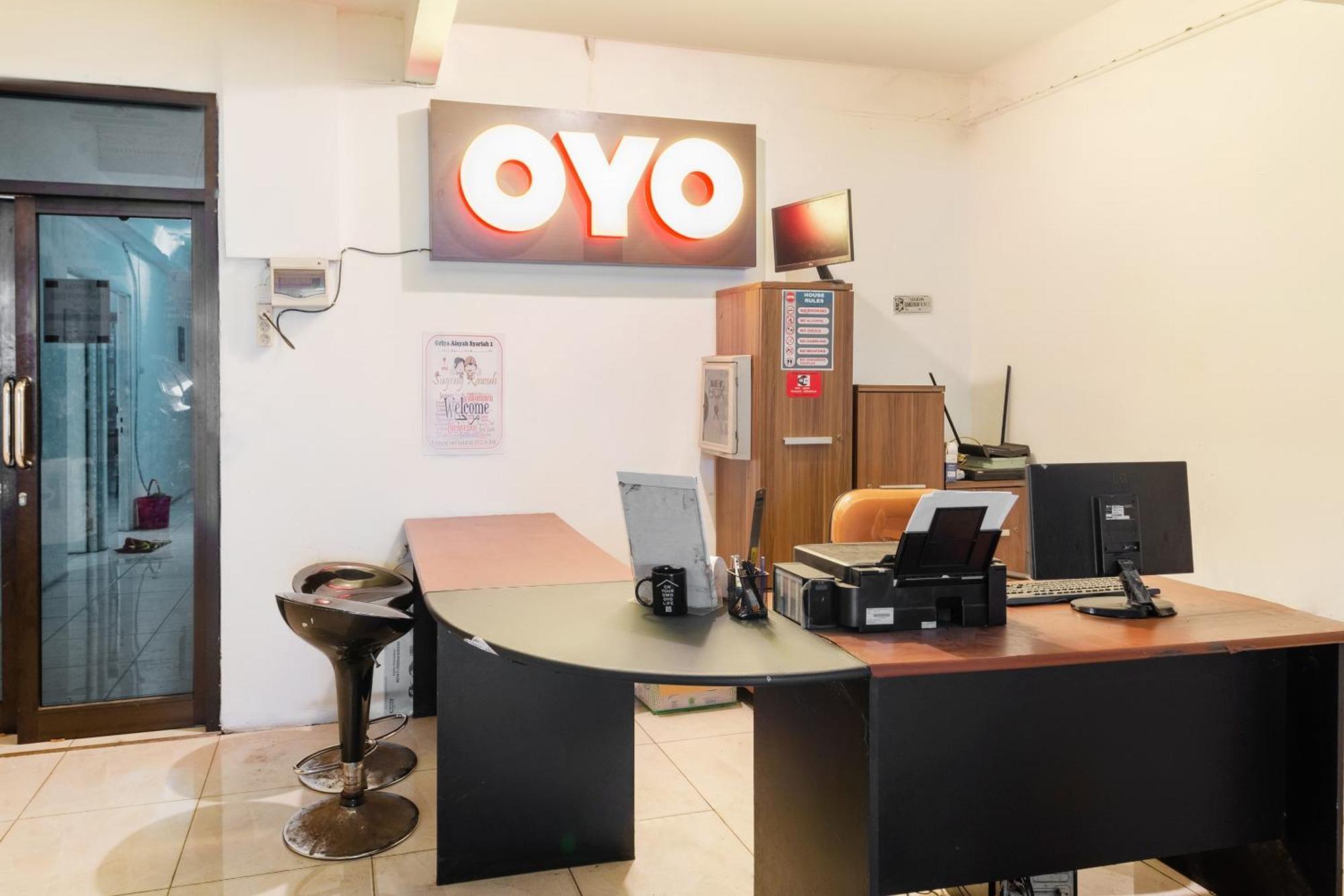 Oyo 1102 Griya Aisyah Syariah 1 Surabaya Exterior foto