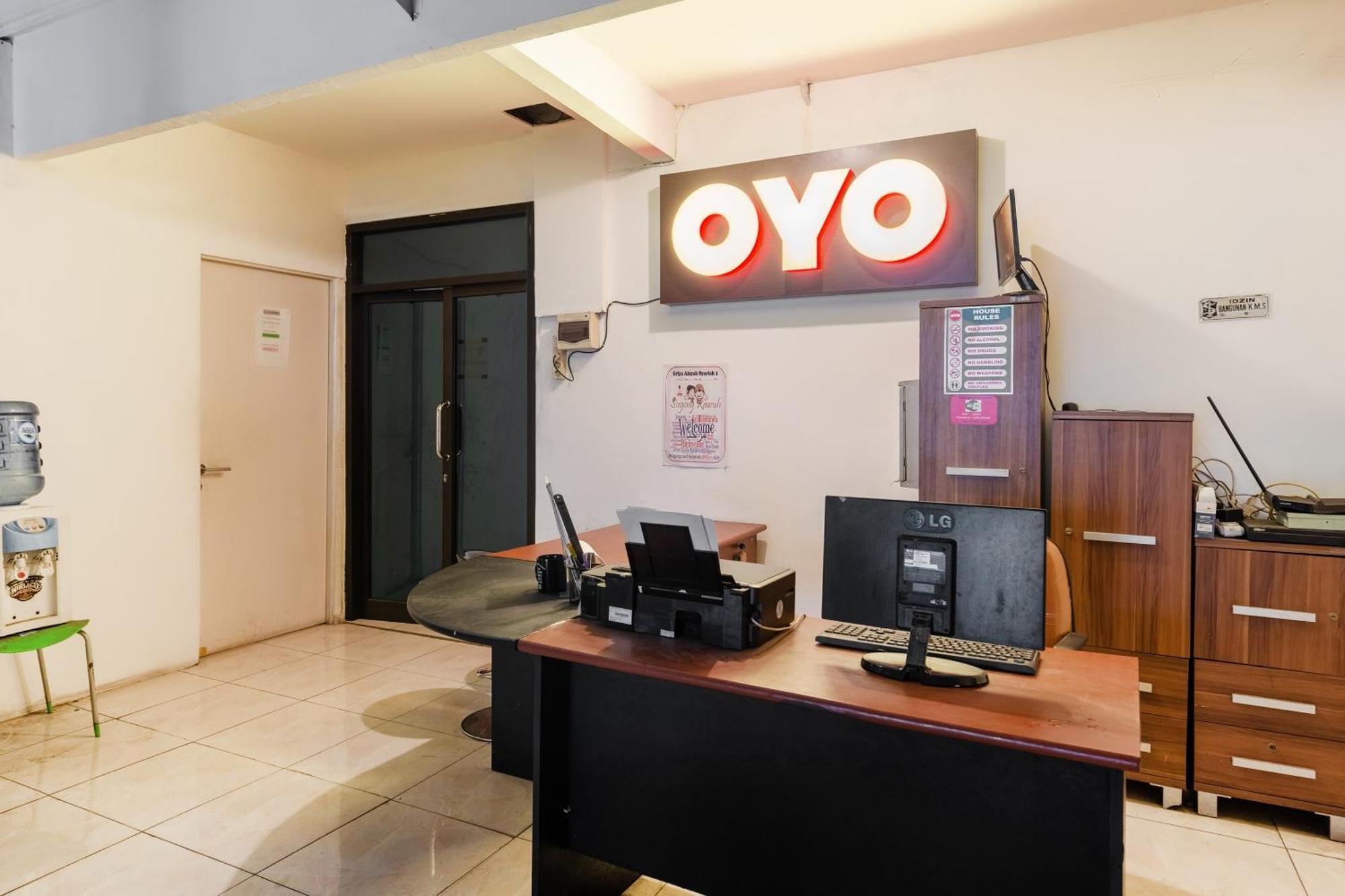 Oyo 1102 Griya Aisyah Syariah 1 Surabaya Exterior foto
